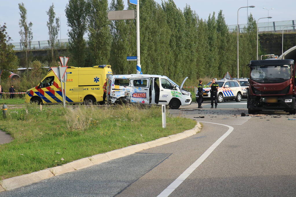 Ravage na botsing tussen vrachtwagen en bestelbus