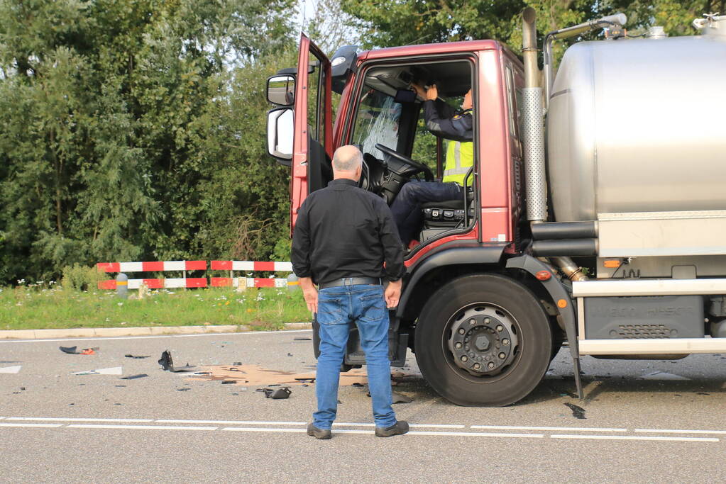 Ravage na botsing tussen vrachtwagen en bestelbus
