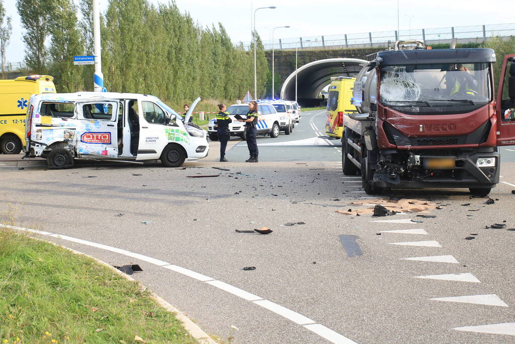 Ravage na botsing tussen vrachtwagen en bestelbus