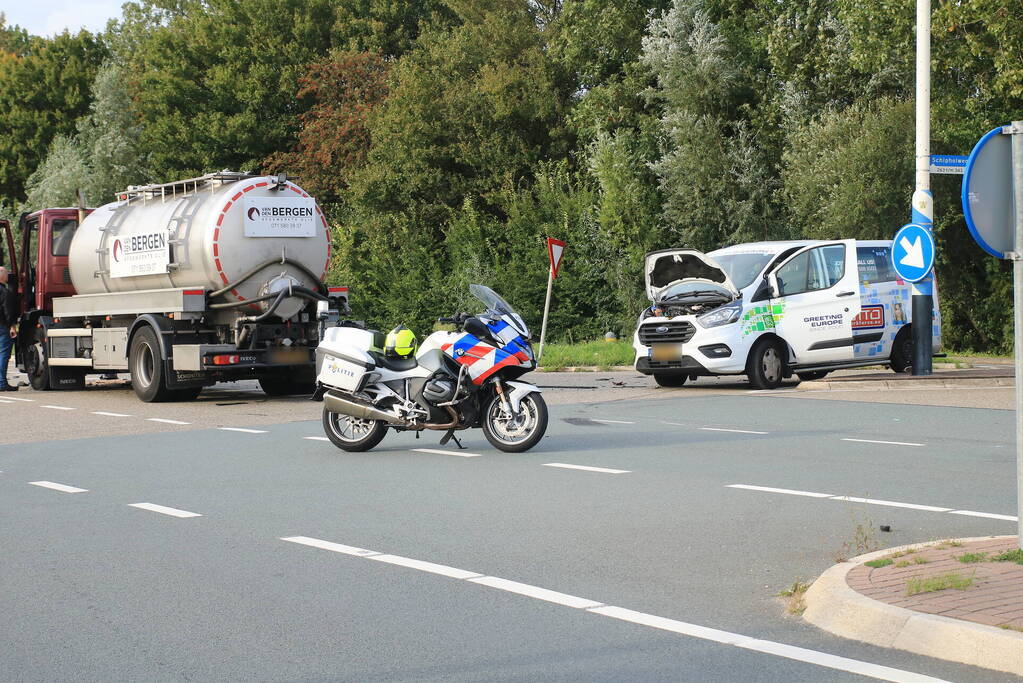 Ravage na botsing tussen vrachtwagen en bestelbus
