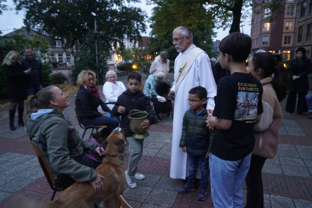 Huisdieren krijgen zegening op Dierendag