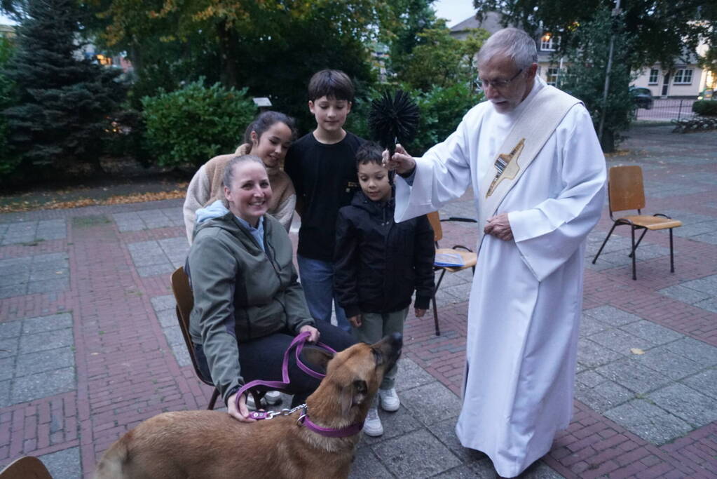 Huisdieren krijgen zegening op Dierendag