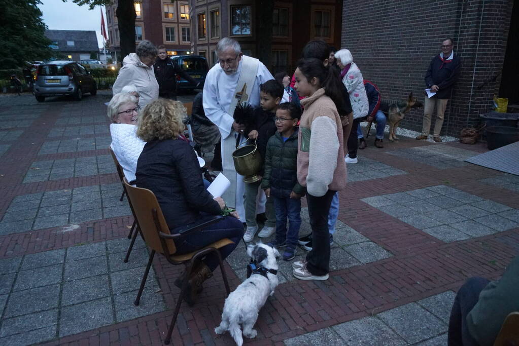 Huisdieren krijgen zegening op Dierendag