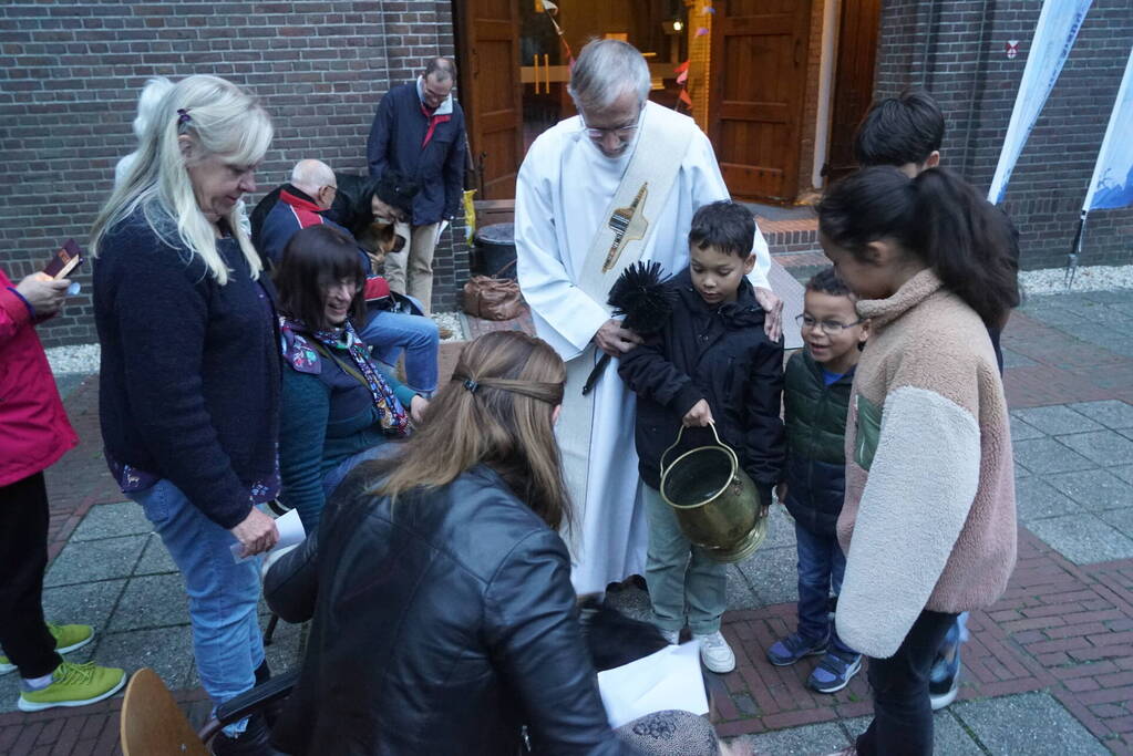 Huisdieren krijgen zegening op Dierendag