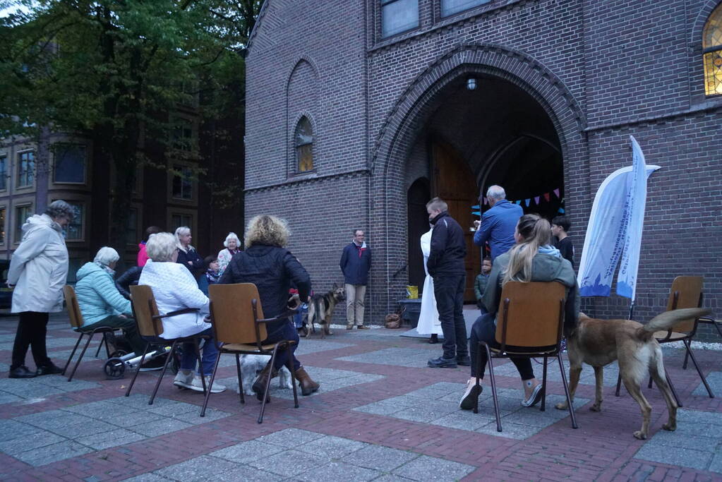 Huisdieren krijgen zegening op Dierendag