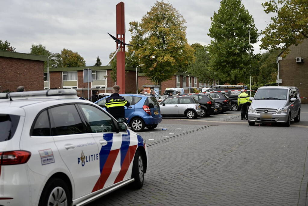 Kind met step belandt onder bestelbus