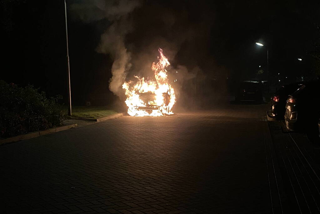 Geparkeerd taxi verwoest vanwege brand