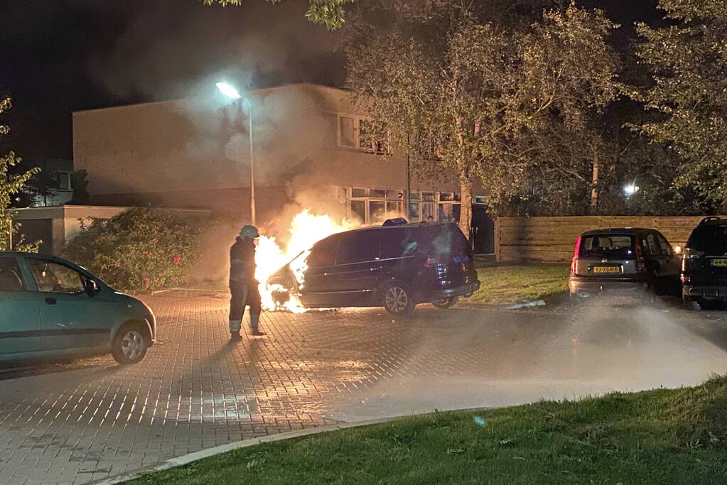 Geparkeerd taxi verwoest vanwege brand