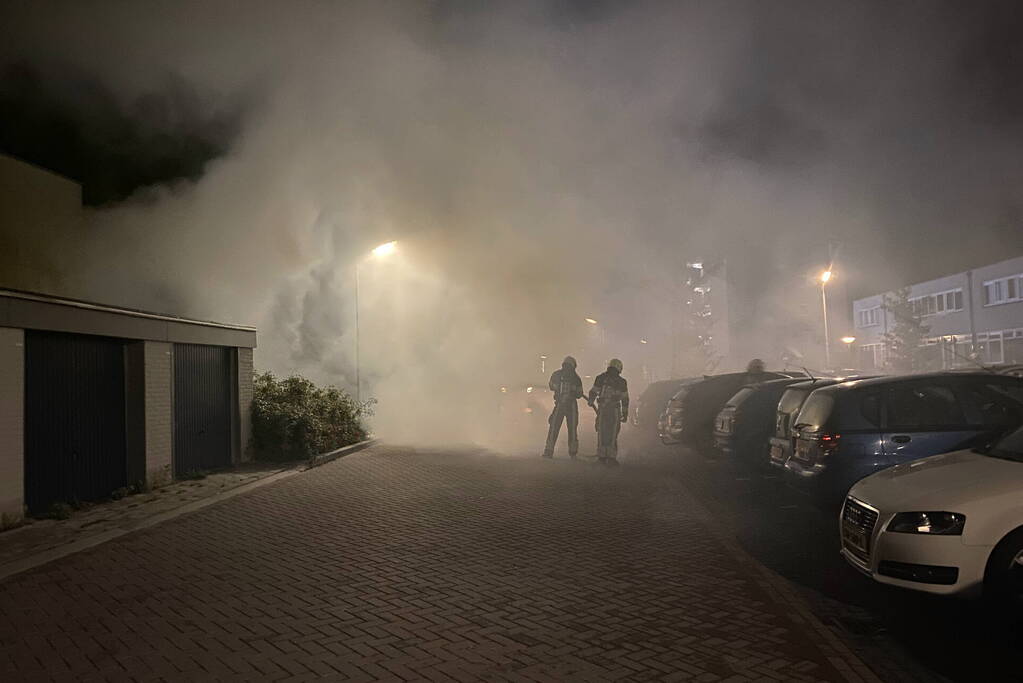 Geparkeerd taxi verwoest vanwege brand