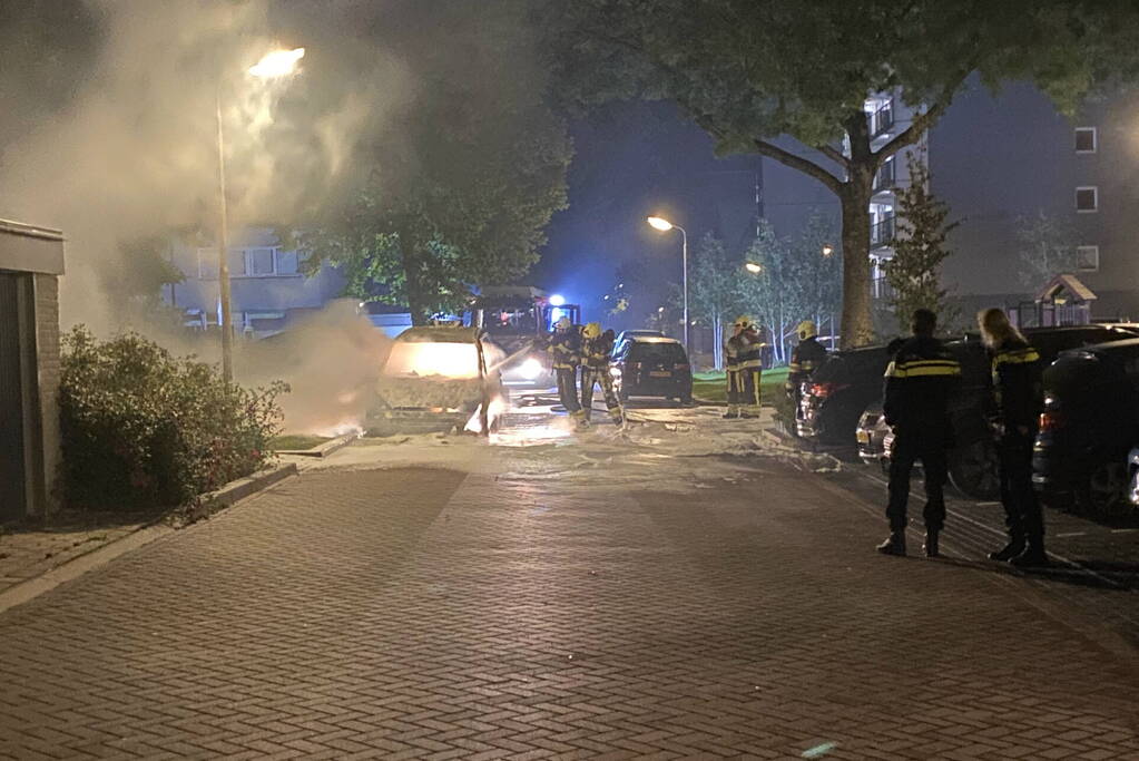 Geparkeerd taxi verwoest vanwege brand