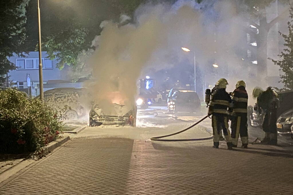 Geparkeerd taxi verwoest vanwege brand