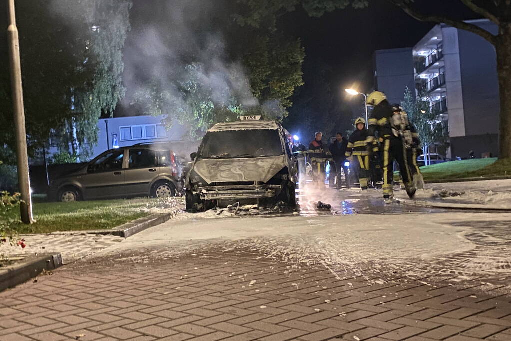 Geparkeerd taxi verwoest vanwege brand