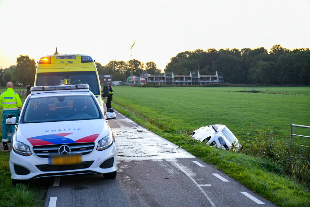 Automobilist raakt van de weg en belandt in sloot