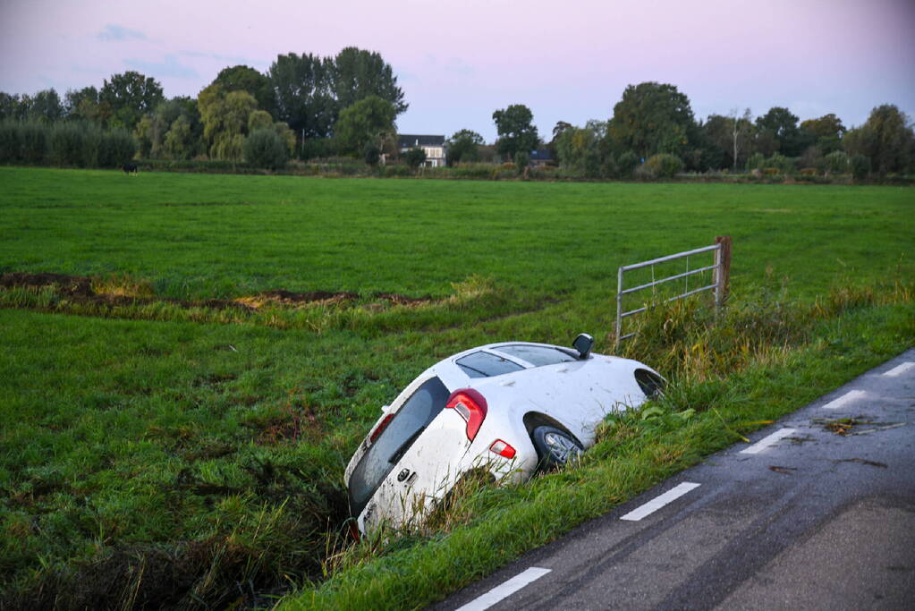 Automobilist raakt van de weg en belandt in sloot