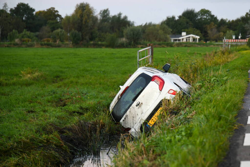 Automobilist raakt van de weg en belandt in sloot