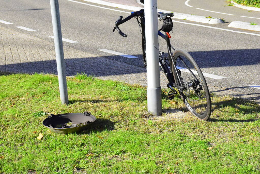 Racefietser en auto botsen op elkaar