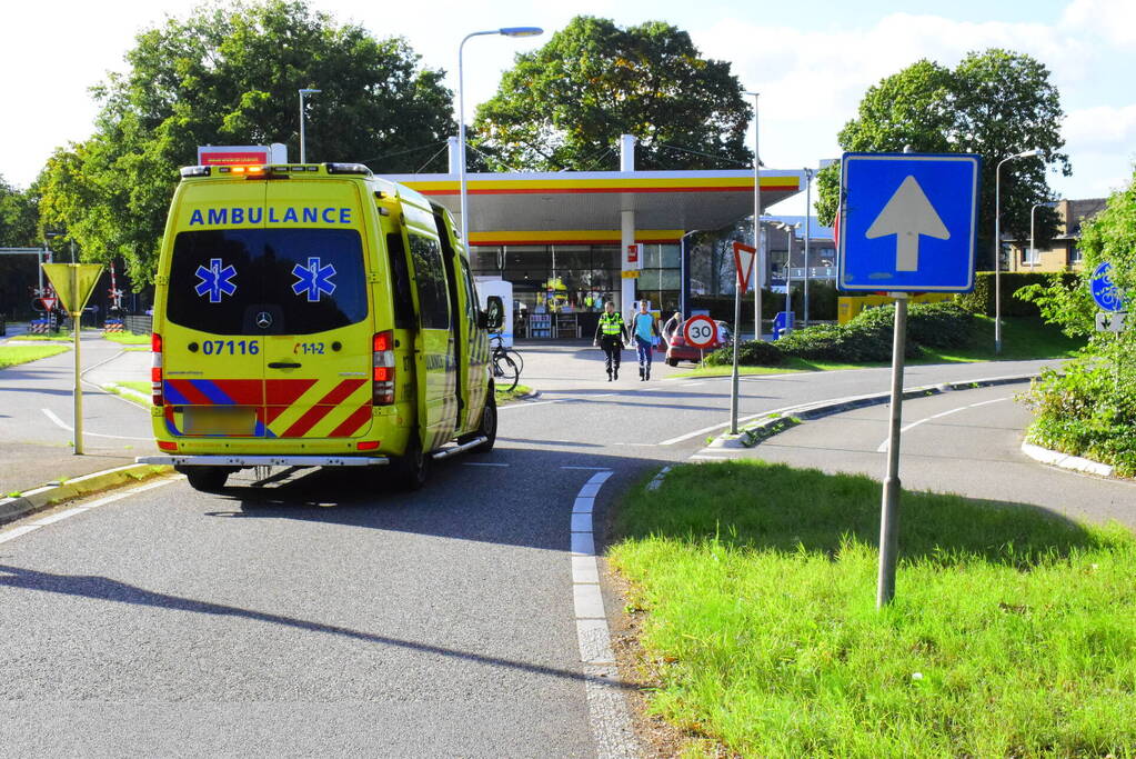 Racefietser en auto botsen op elkaar