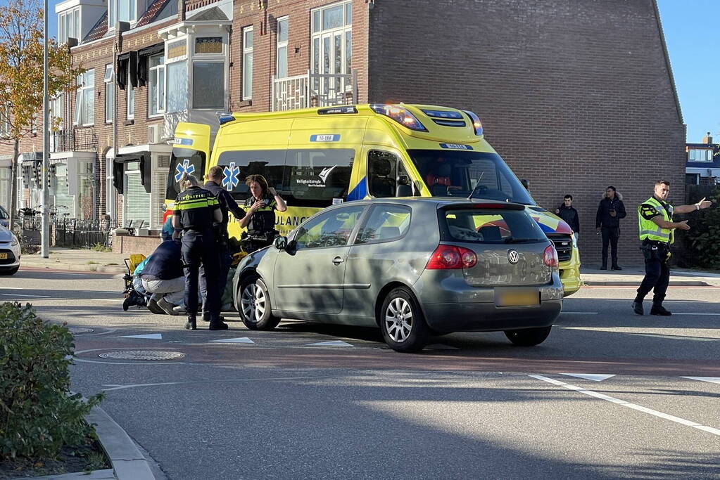 Jong meisje op fiets aangereden door auto