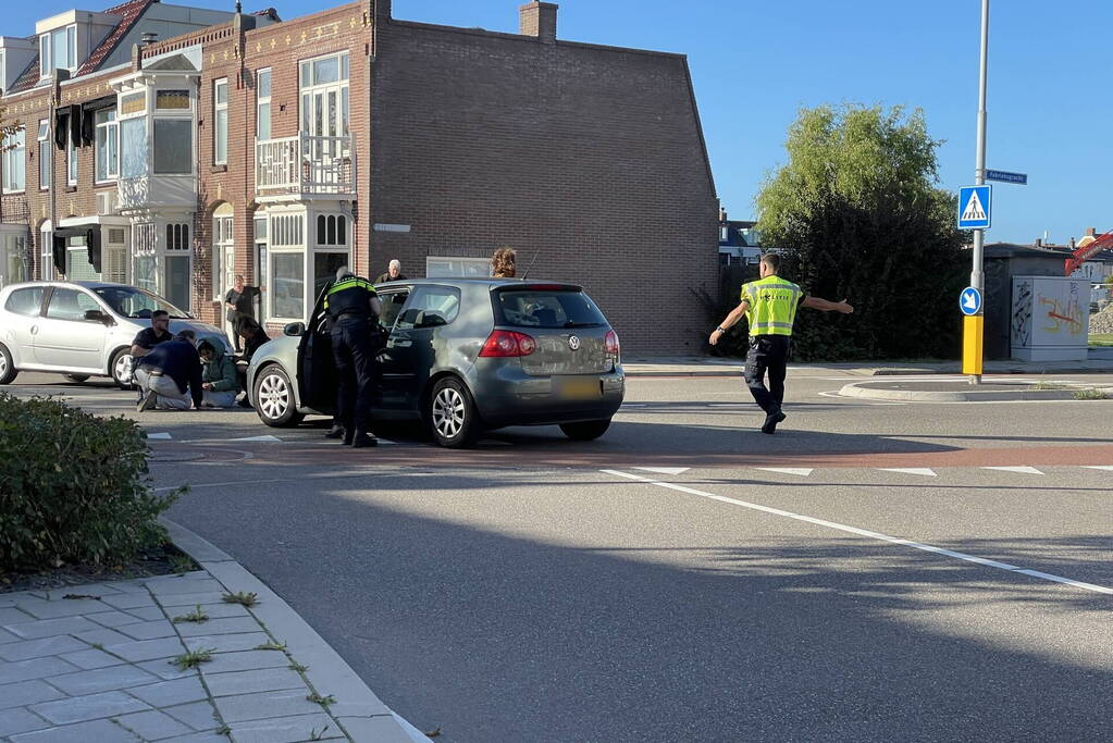 Jong meisje op fiets aangereden door auto