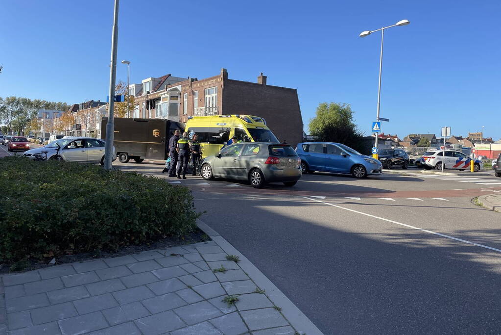 Jong meisje op fiets aangereden door auto