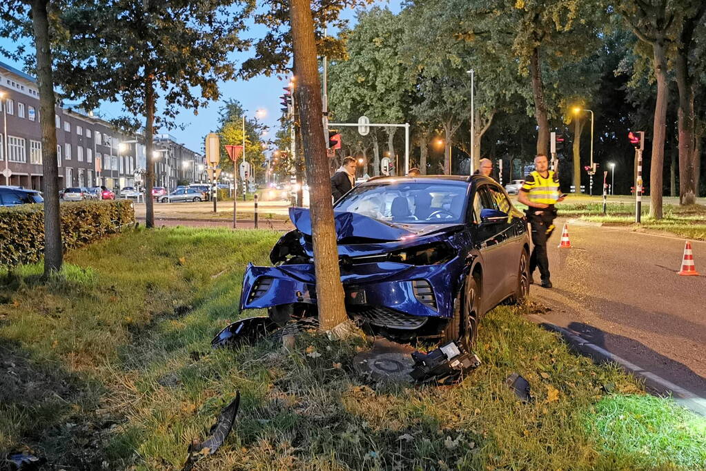 Automobilist botst frontaal tegen boom