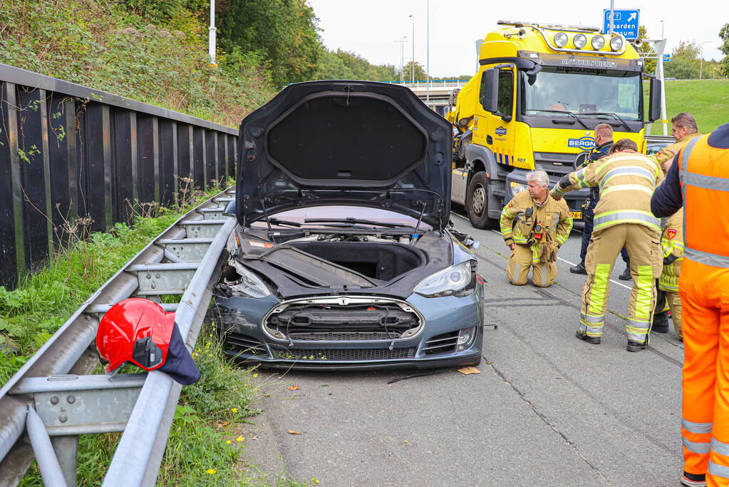 Tesla aan zijkant opengereten bij botsing met vrachtwagen