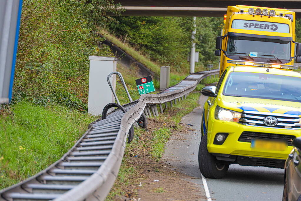Tesla aan zijkant opengereten bij botsing met vrachtwagen