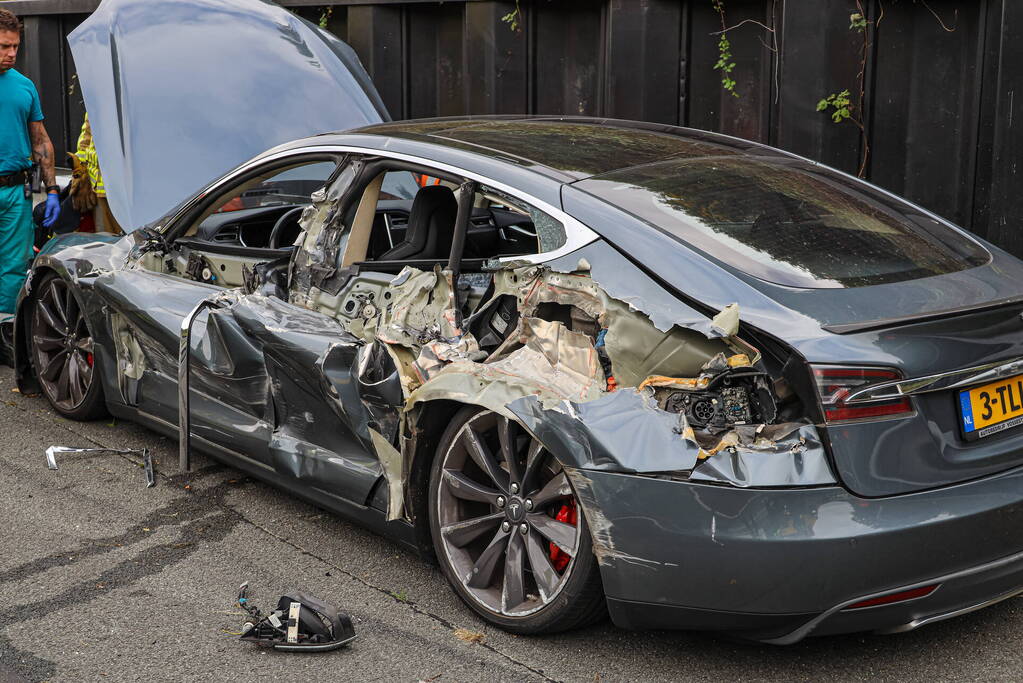 Tesla aan zijkant opengereten bij botsing met vrachtwagen