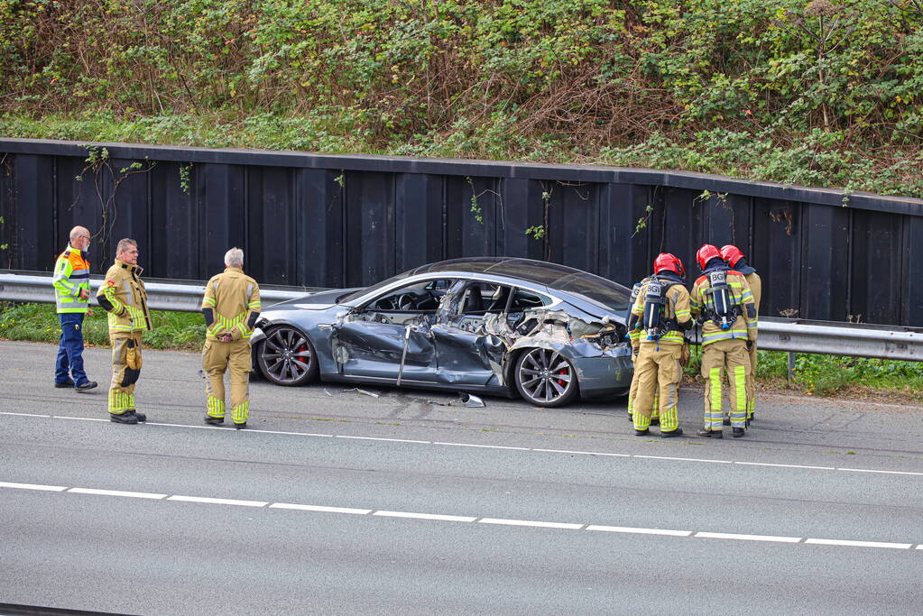 Tesla aan zijkant opengereten bij botsing met vrachtwagen