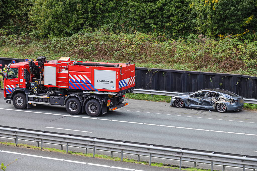 Tesla aan zijkant opengereten bij botsing met vrachtwagen