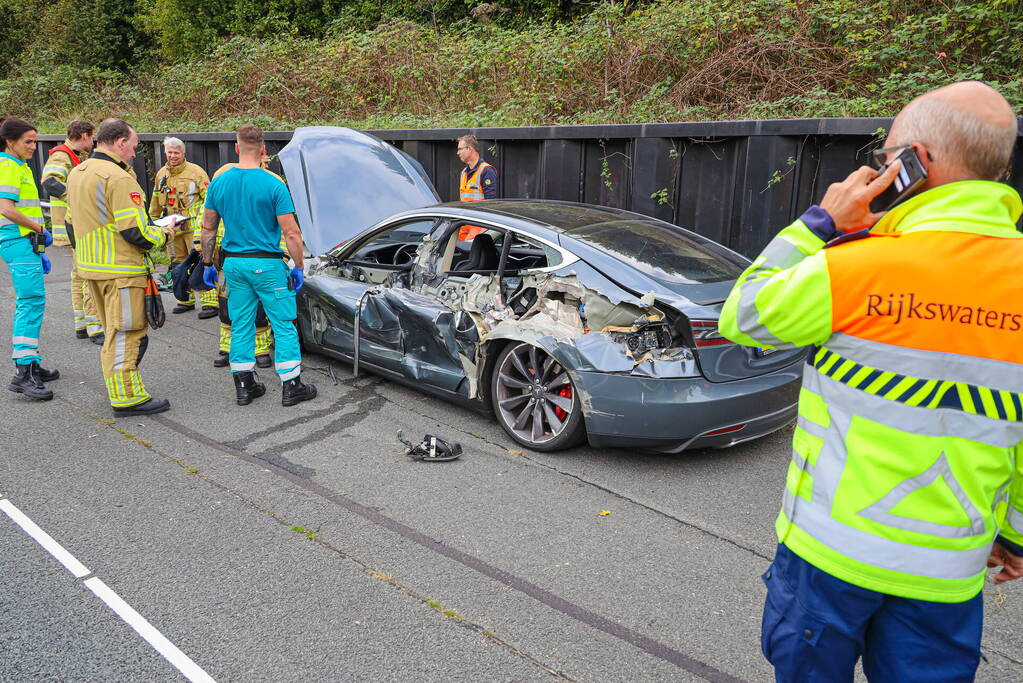 Tesla aan zijkant opengereten bij botsing met vrachtwagen