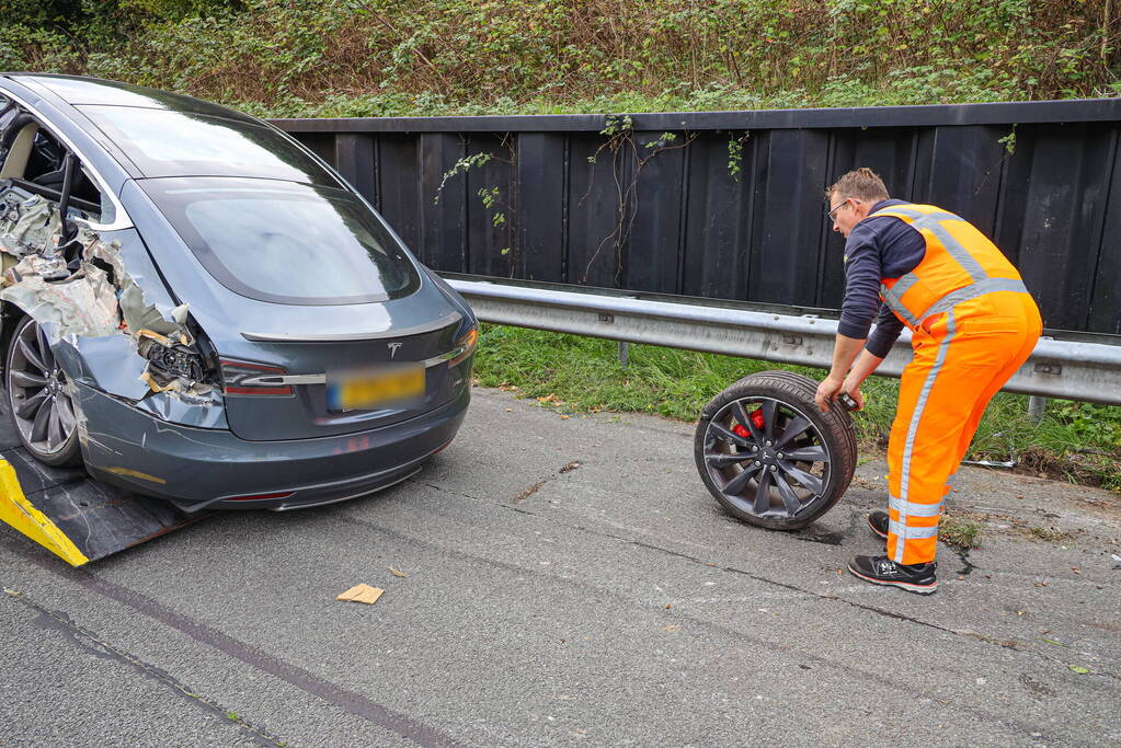 Tesla aan zijkant opengereten bij botsing met vrachtwagen