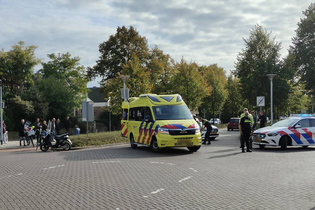 Fietsster gewond bij botsing met scooter