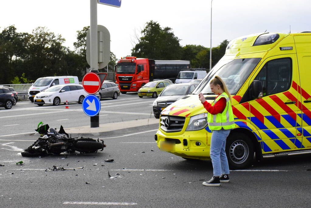 Motorrijder ernstig gewond bij botsing met auto