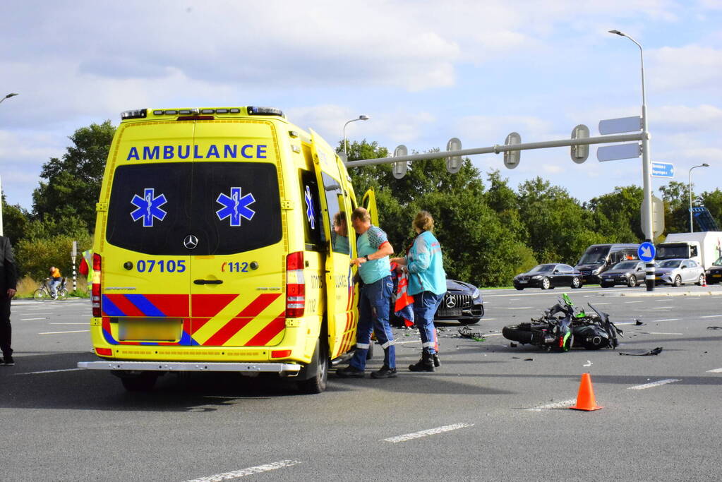 Motorrijder ernstig gewond bij botsing met auto