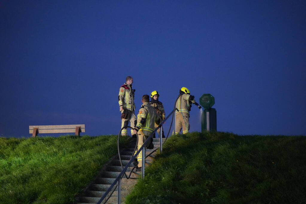 Brandweer blust in brand gestoken prullenbak