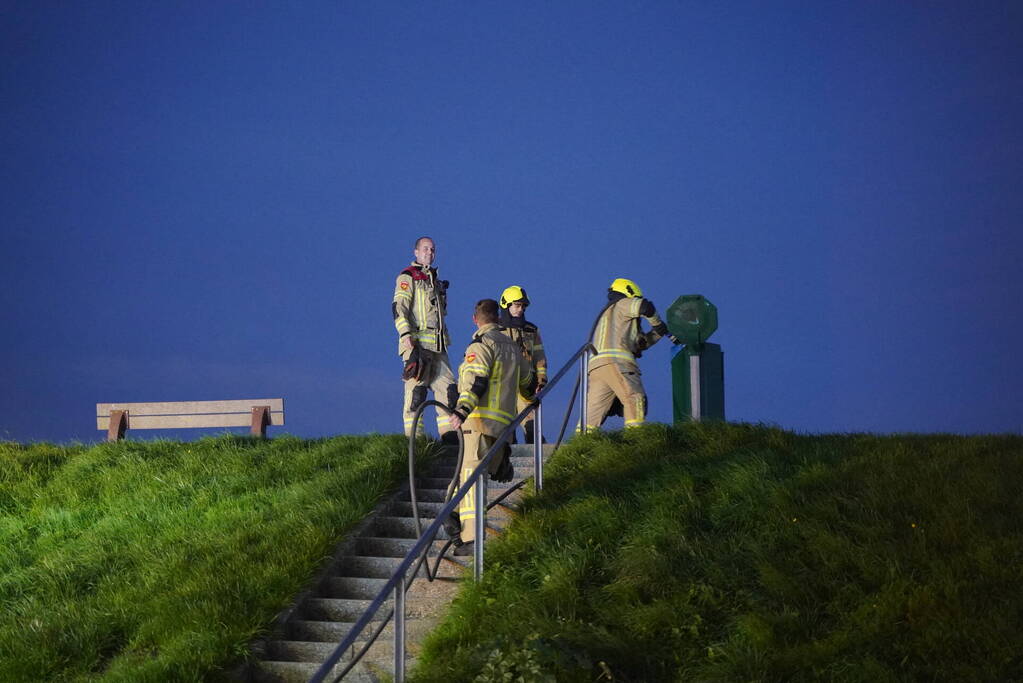 Brandweer blust in brand gestoken prullenbak