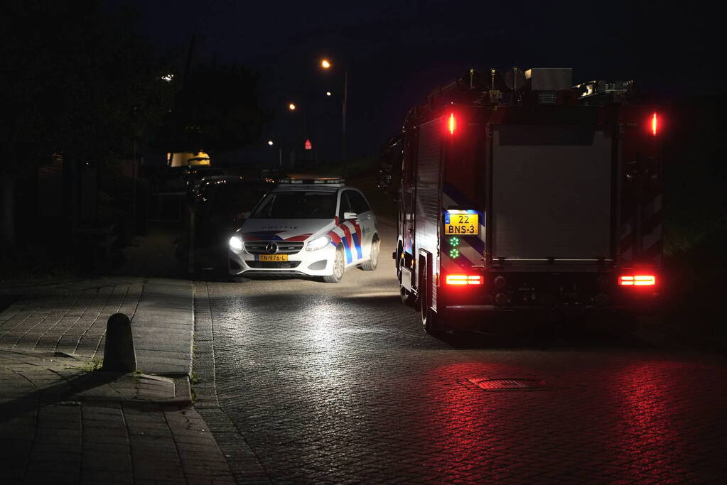 Brandweer blust in brand gestoken prullenbak