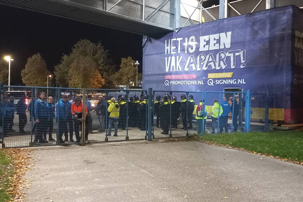 Mobiele eenheid groot ingezet bij voetbalwedstrijd