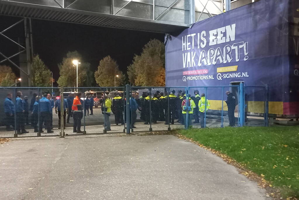 Mobiele eenheid groot ingezet bij voetbalwedstrijd