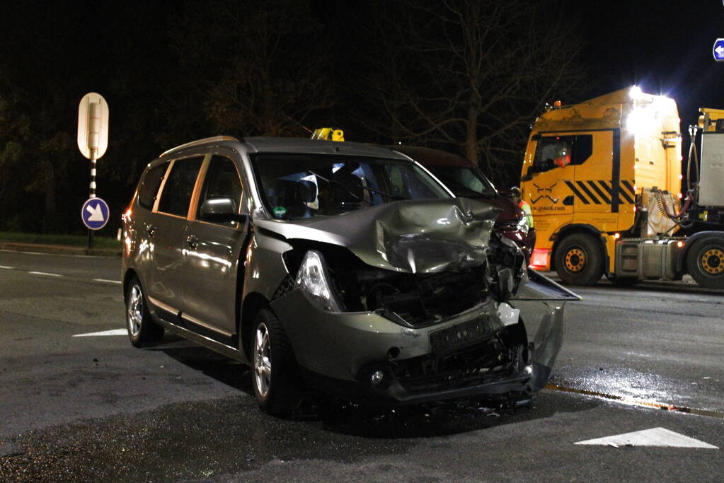 Twee gewonden bij frontale botsing op kruising