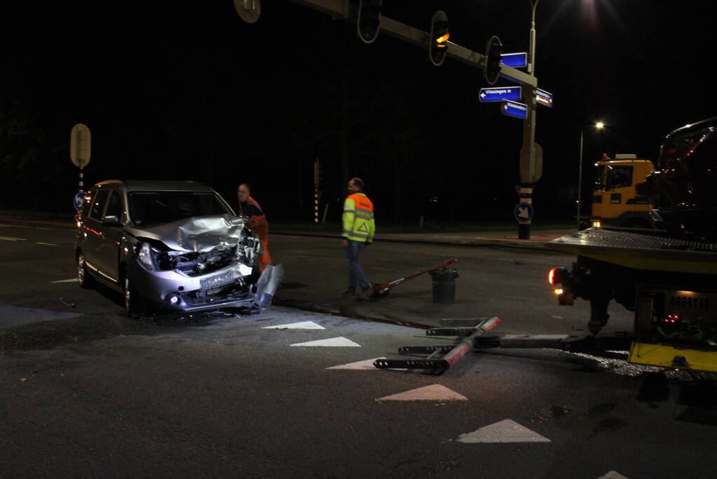 Twee gewonden bij frontale botsing op kruising