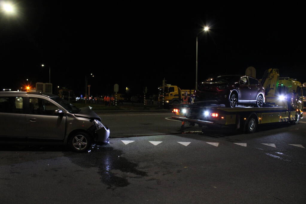 Twee gewonden bij frontale botsing op kruising