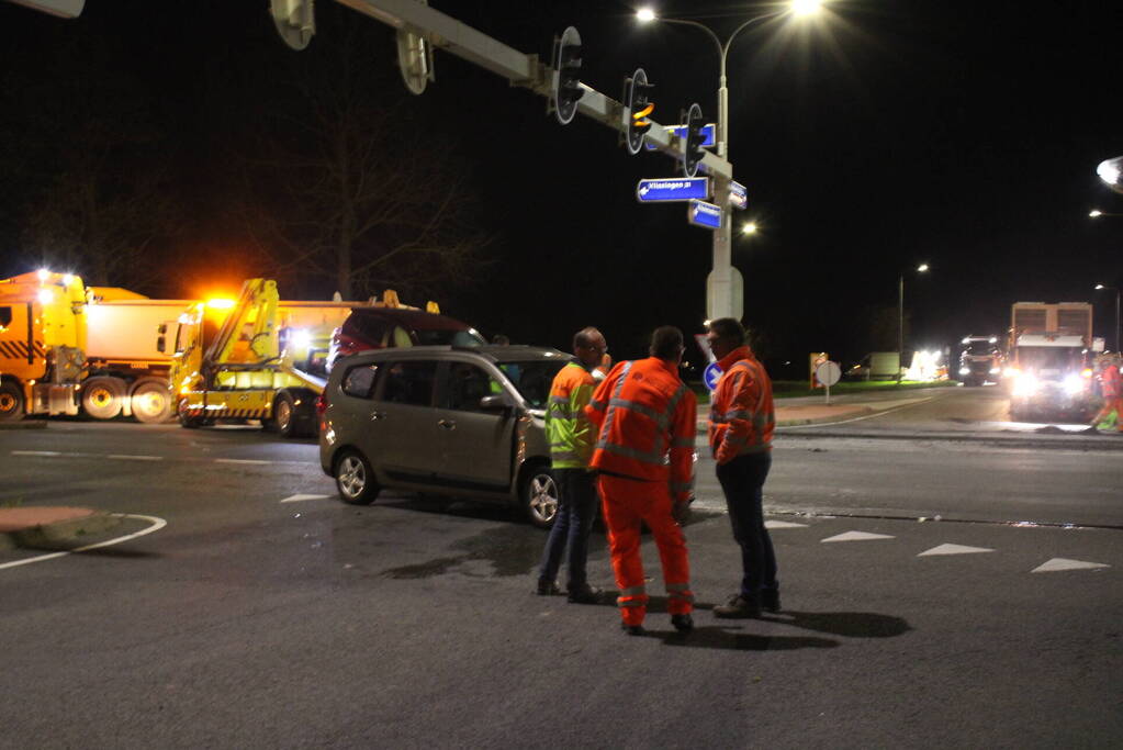 Twee gewonden bij frontale botsing op kruising