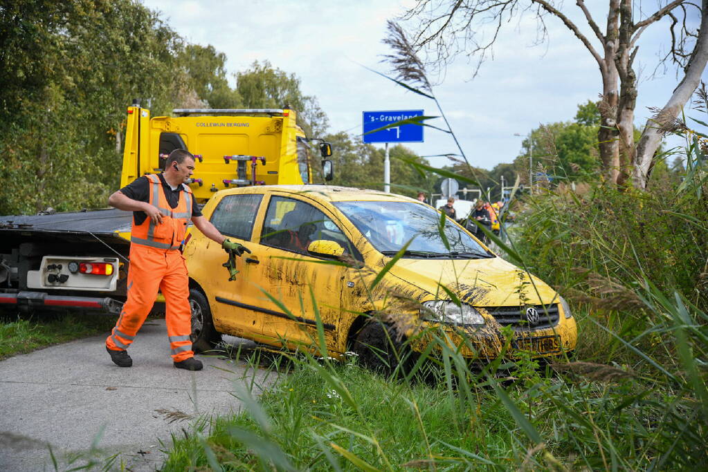 Auto belandt is sloot bij kettingbotsing