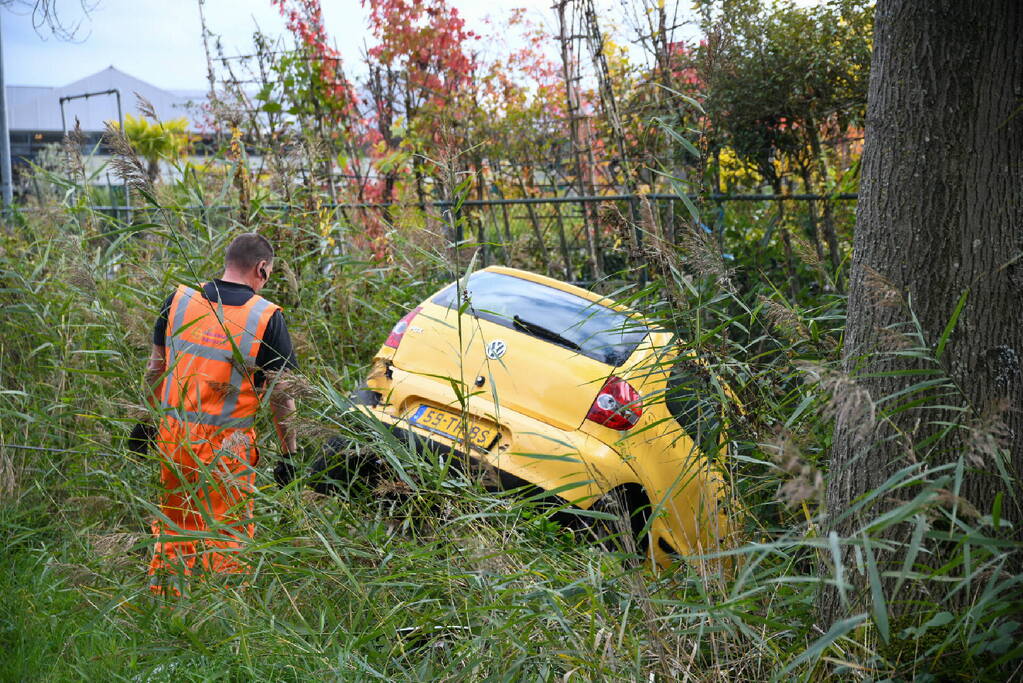 Auto belandt is sloot bij kettingbotsing