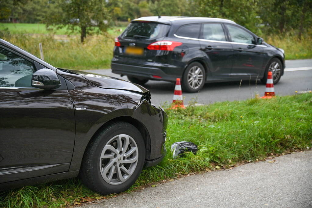 Auto belandt is sloot bij kettingbotsing
