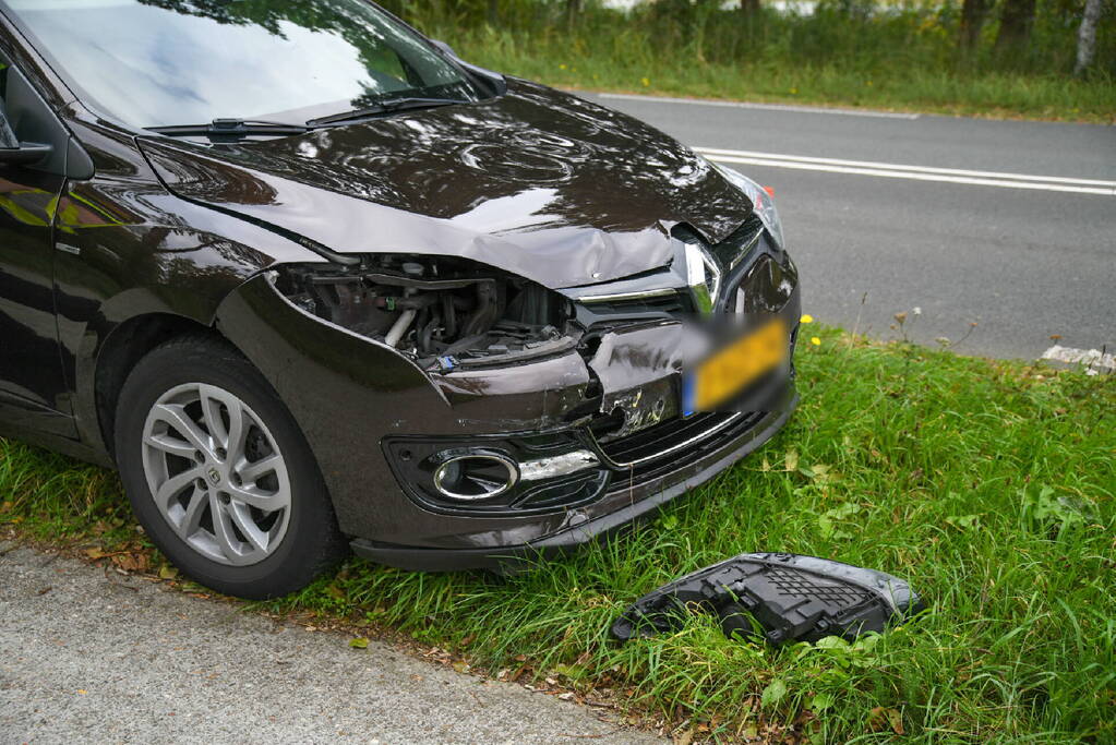 Auto belandt is sloot bij kettingbotsing