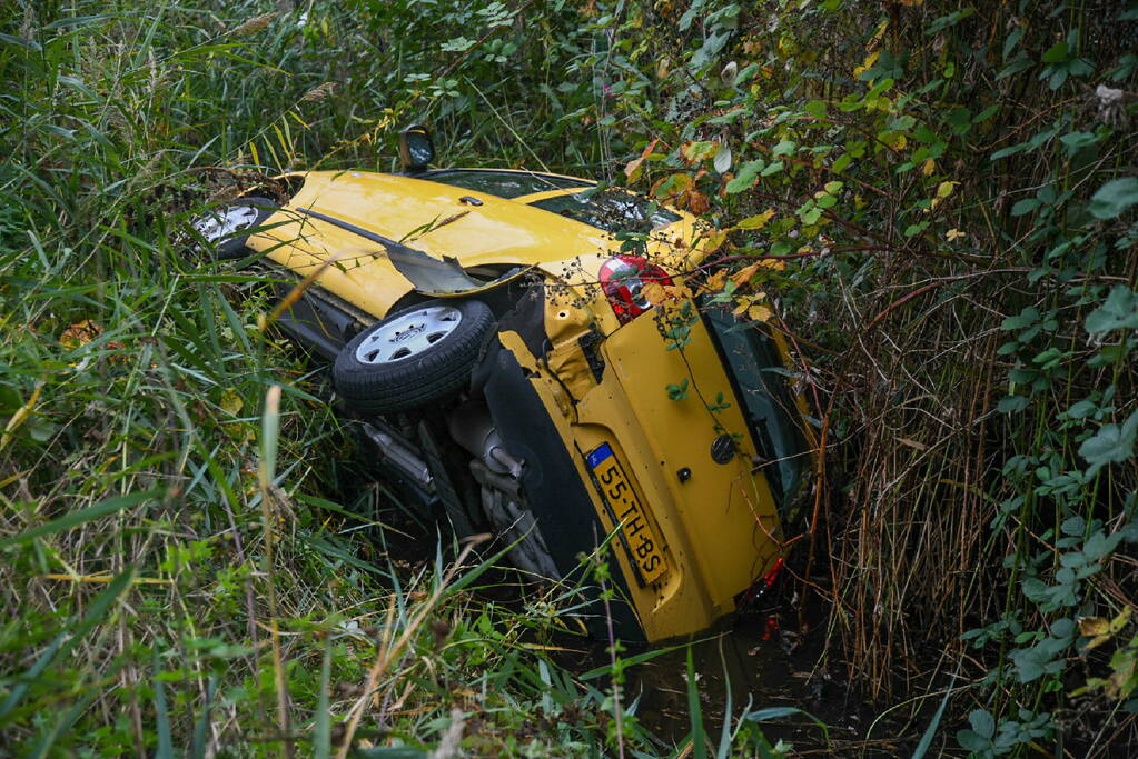 Auto belandt is sloot bij kettingbotsing