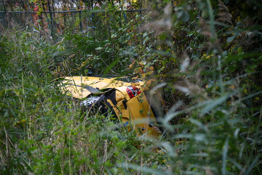Auto belandt is sloot bij kettingbotsing